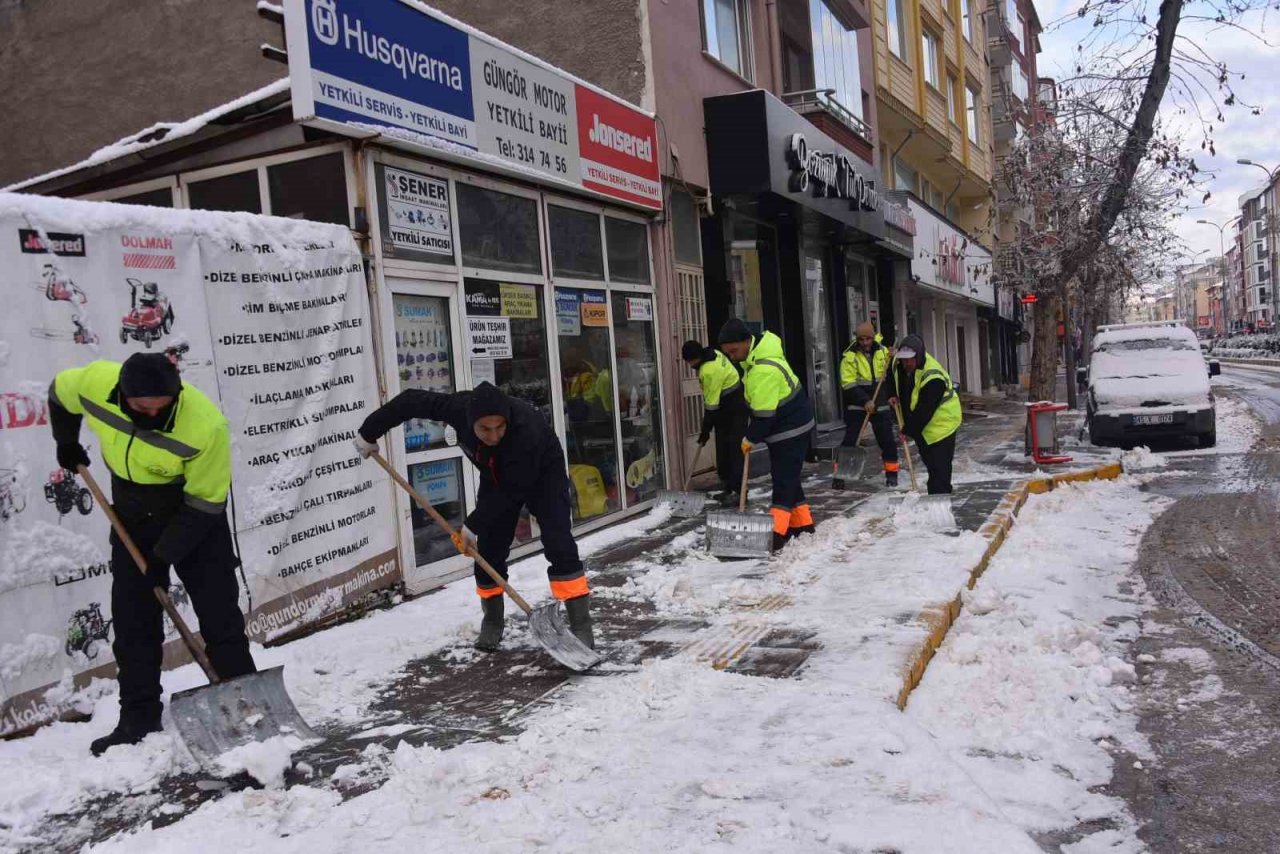 Bozüyük beyaza büründü, belediye ekiplerinin karla mücadelesi sürüyor