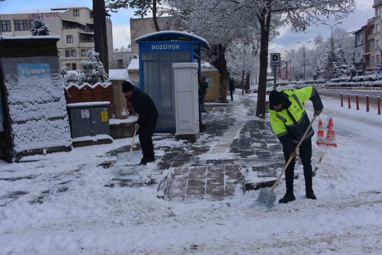 Bozüyük beyaza büründü, belediye ekiplerinin karla mücadelesi sürüyor