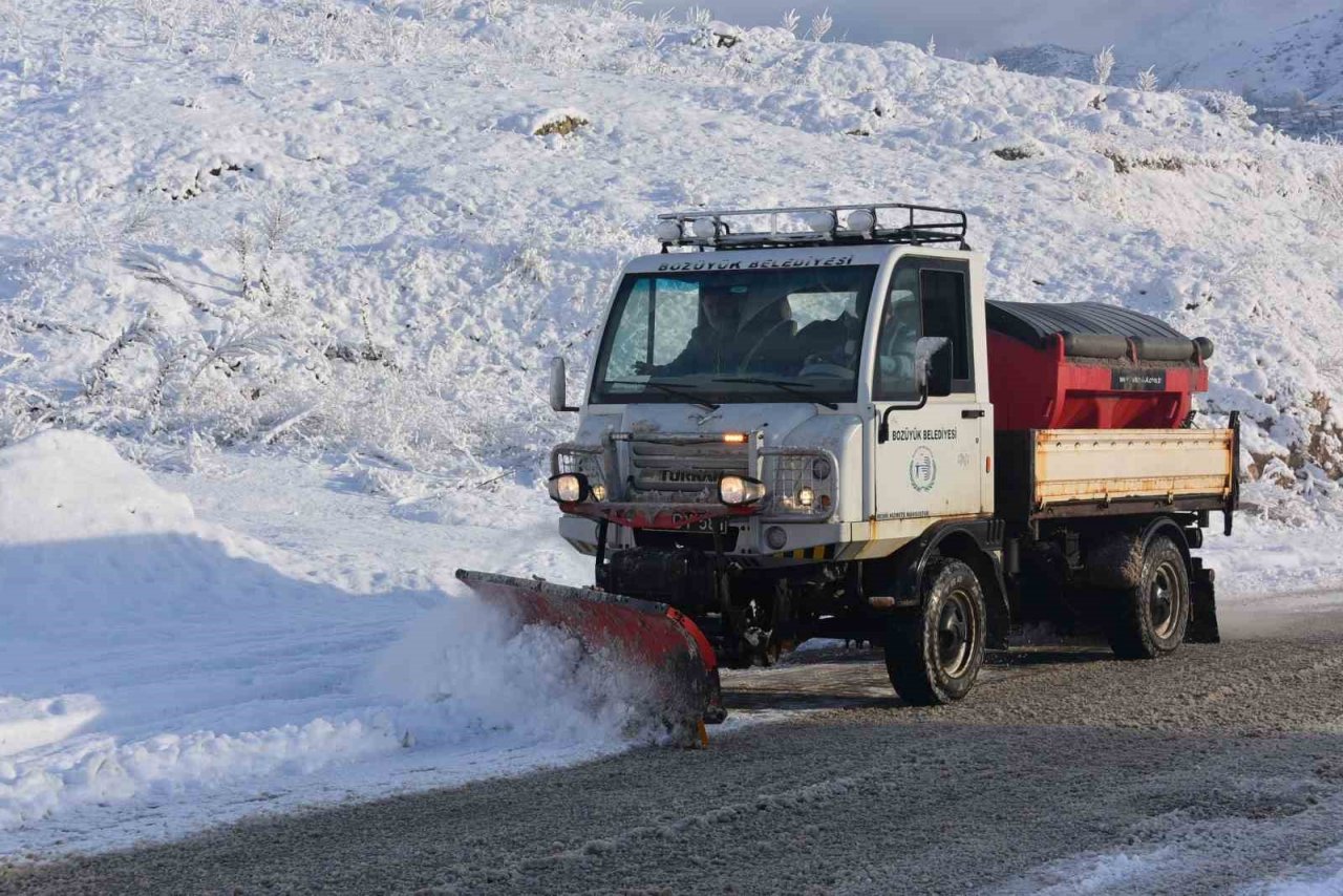 Bozüyük beyaza büründü, belediye ekiplerinin karla mücadelesi sürüyor