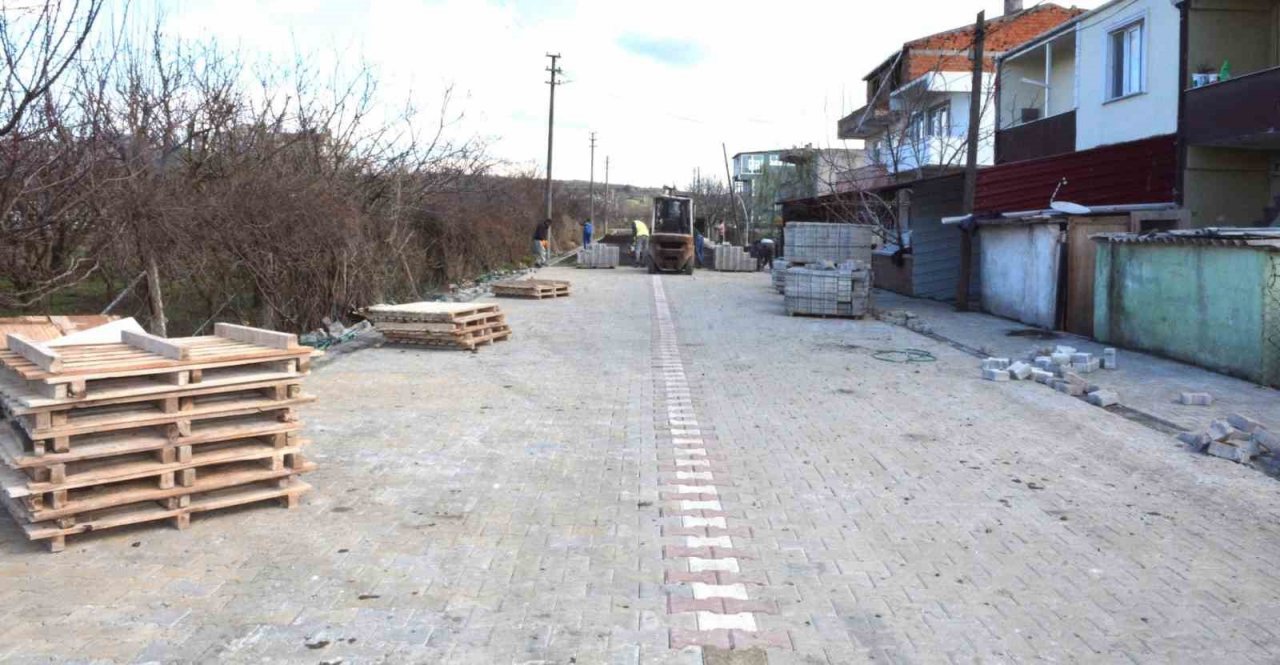 Lapseki’de kapalı pazaryerinin çevre düzenlemesi çalışmaları devam ediyor