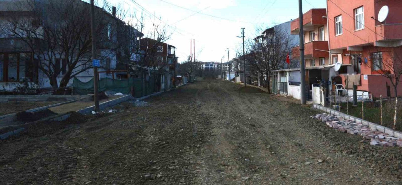 Lapseki’de kapalı pazaryerinin çevre düzenlemesi çalışmaları devam ediyor