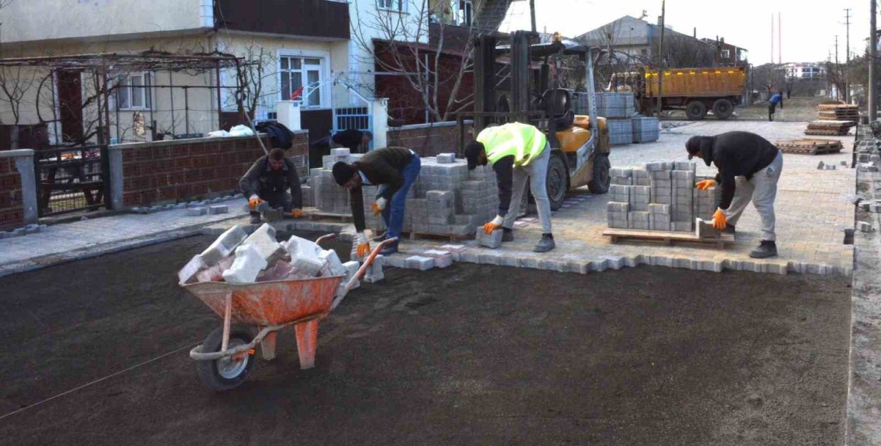 Lapseki’de kapalı pazaryerinin çevre düzenlemesi çalışmaları devam ediyor