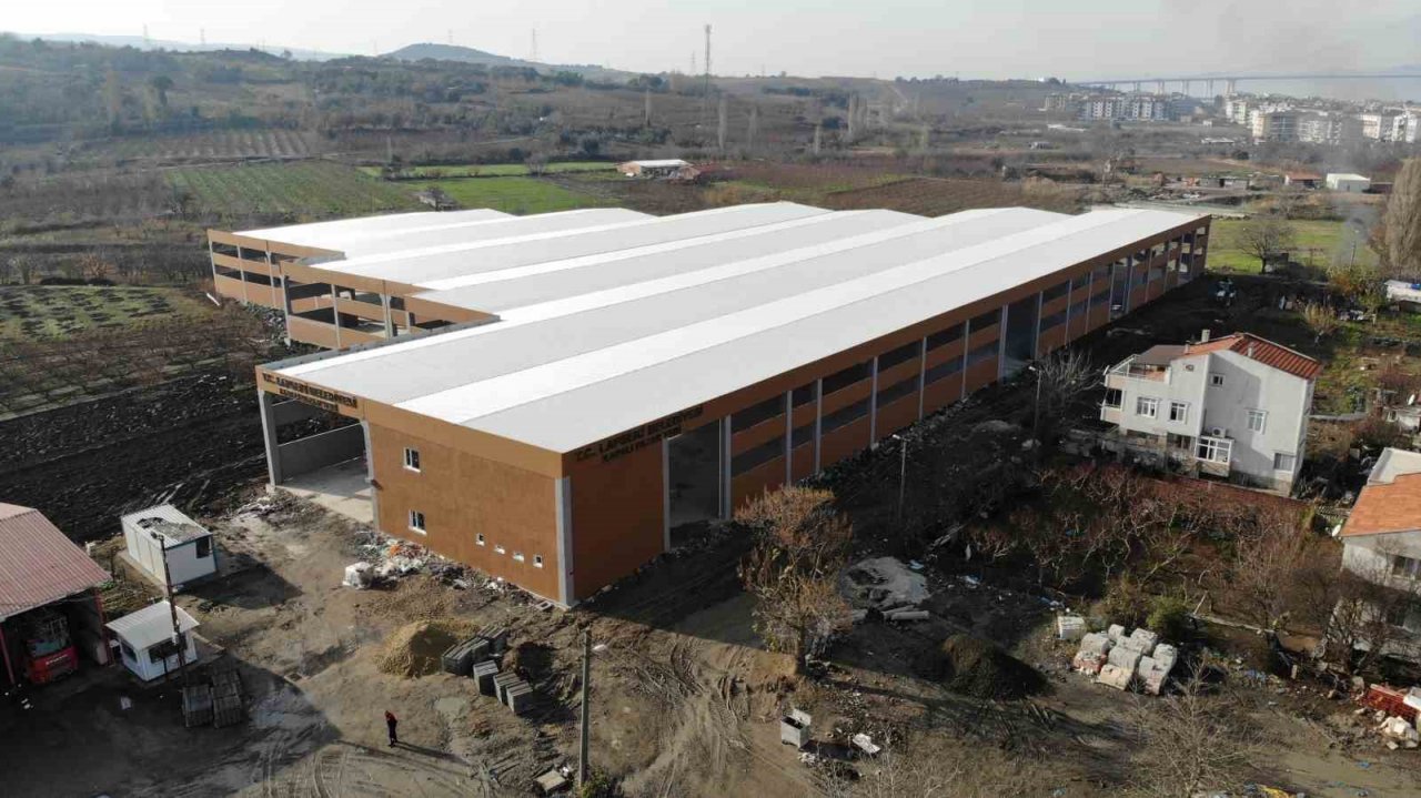 Lapseki’de kapalı pazaryerinin çevre düzenlemesi çalışmaları devam ediyor