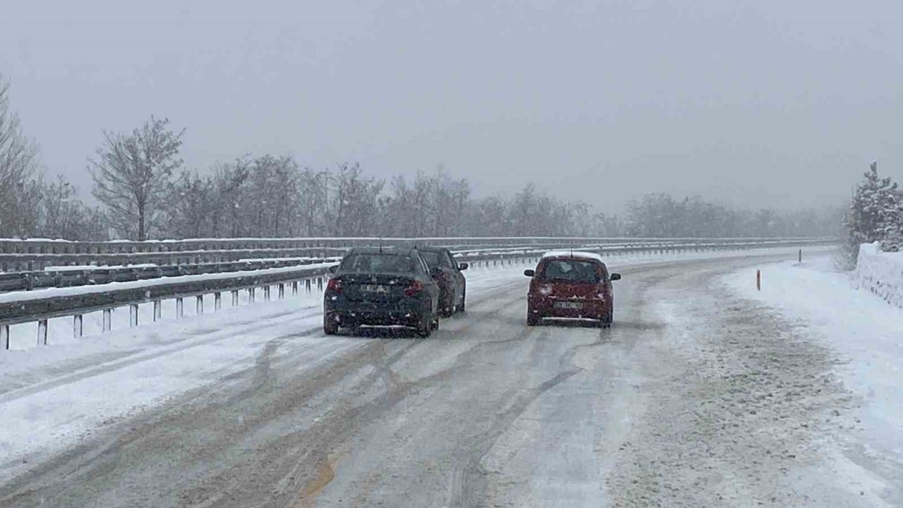 Çankırı’da yoğun kar yağışı: Onlarca araç yolda kaldı