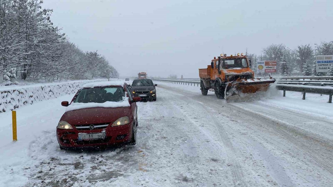 Çankırı’da yoğun kar yağışı: Onlarca araç yolda kaldı