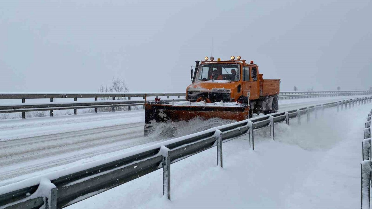 Çankırı’da yoğun kar yağışı: Onlarca araç yolda kaldı