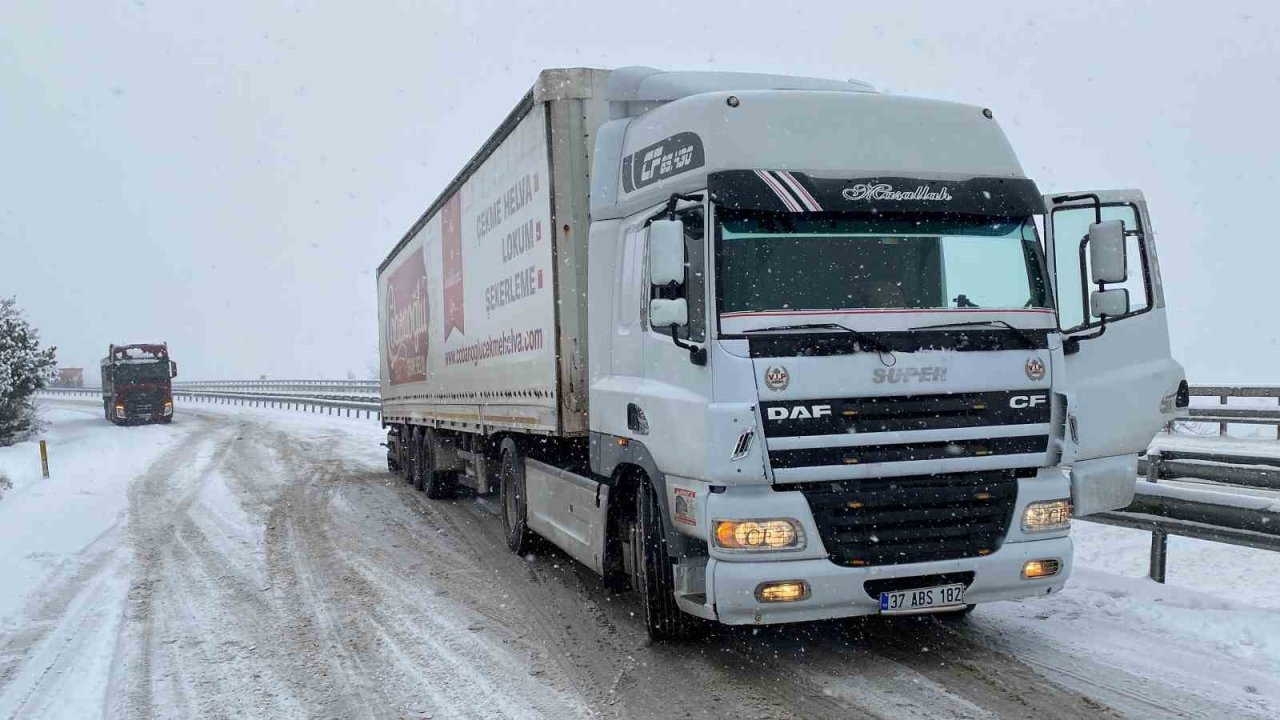 Çankırı’da yoğun kar yağışı: Onlarca araç yolda kaldı