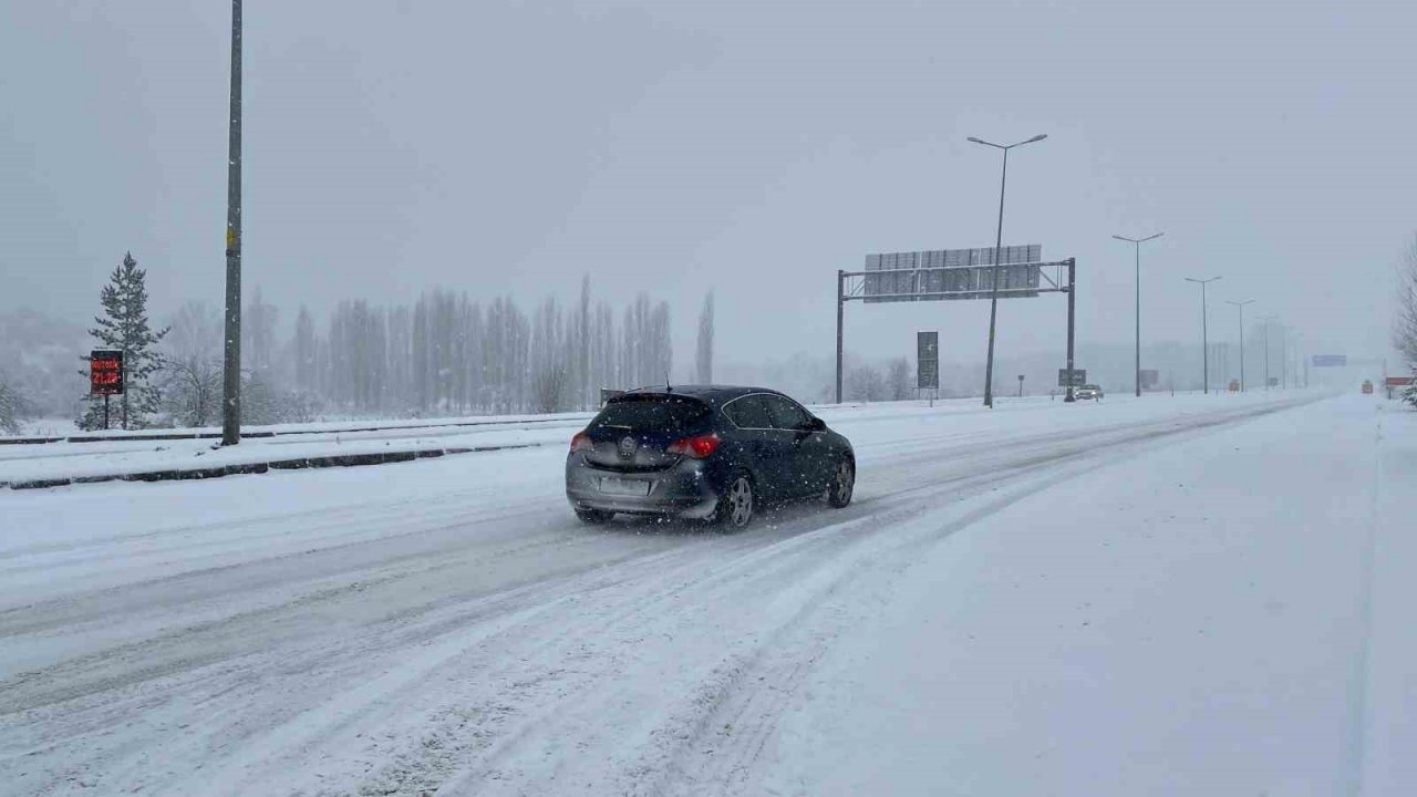 Çankırı’da yoğun kar yağışı: Onlarca araç yolda kaldı