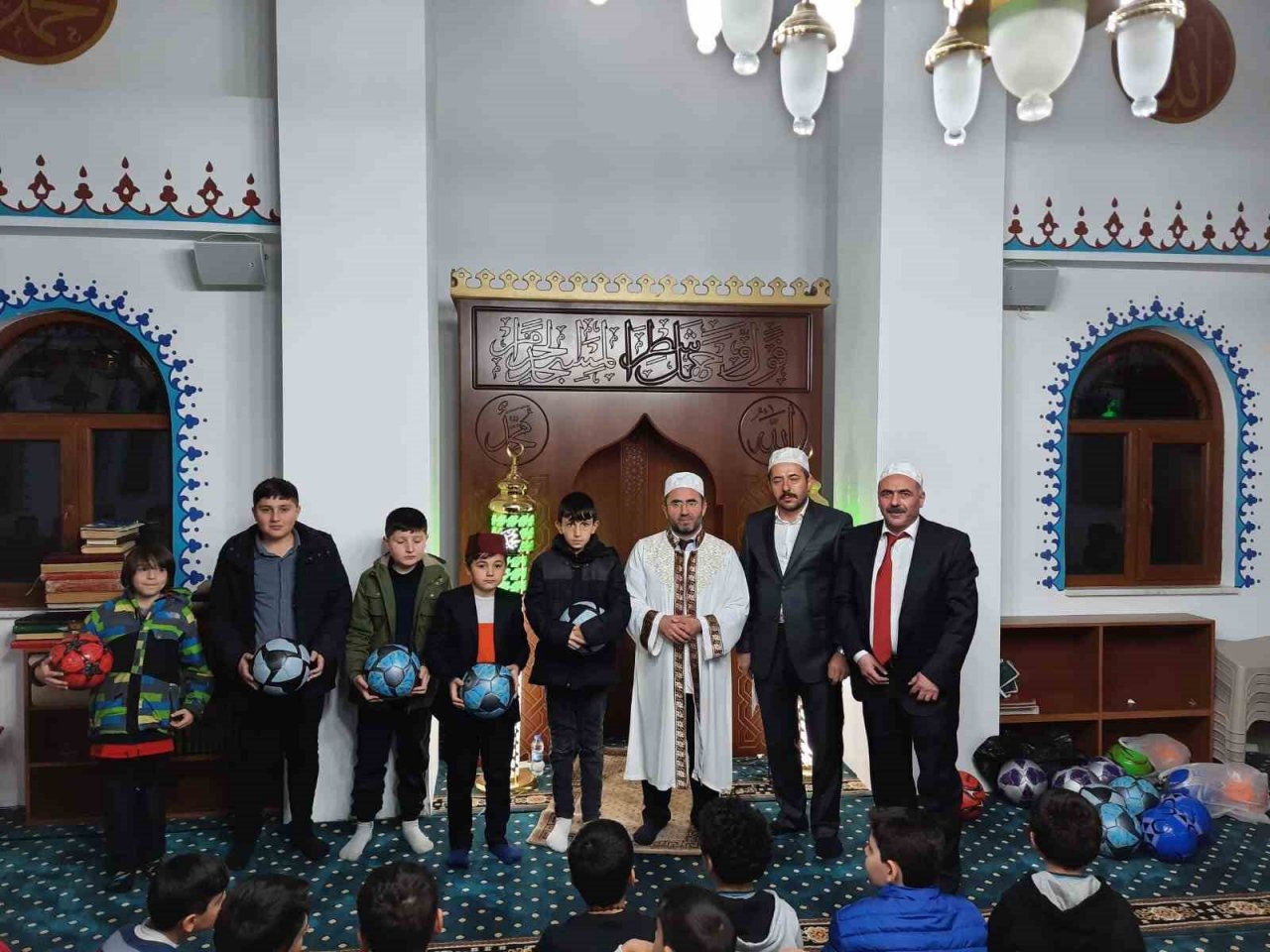 Sömestr tatilinde namaz kılan öğrencilere hediyeler dağıtıldı