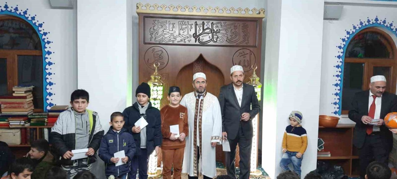 Sömestr tatilinde namaz kılan öğrencilere hediyeler dağıtıldı