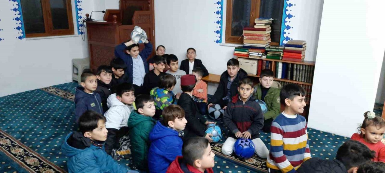 Sömestr tatilinde namaz kılan öğrencilere hediyeler dağıtıldı
