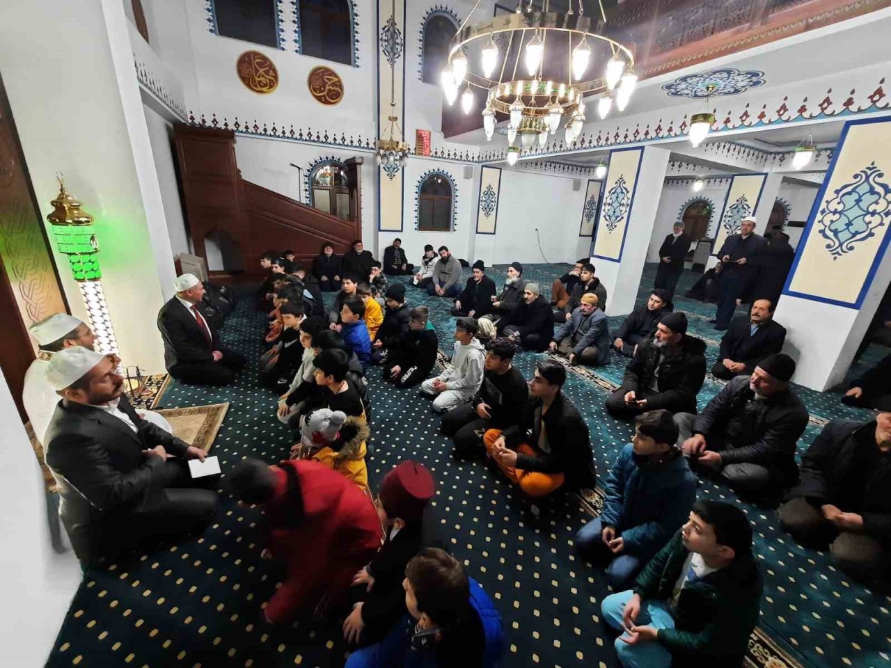 Sömestr tatilinde namaz kılan öğrencilere hediyeler dağıtıldı