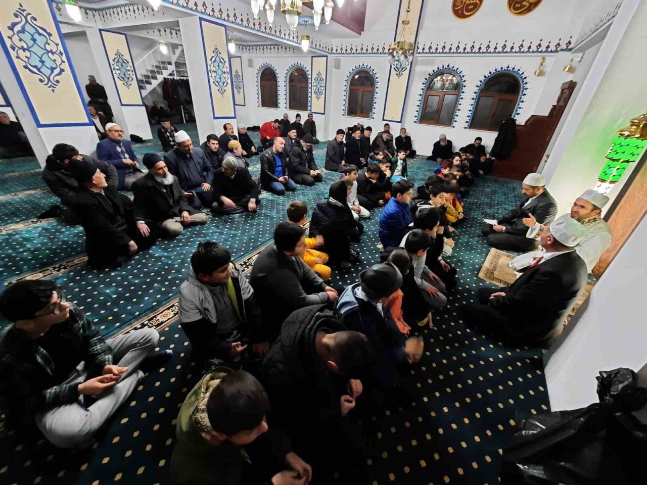 Sömestr tatilinde namaz kılan öğrencilere hediyeler dağıtıldı