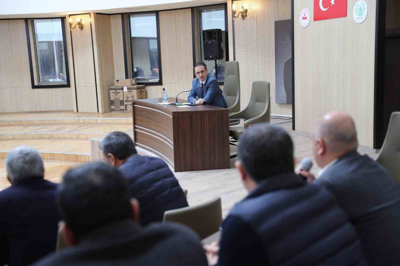 Kaymakam Karaman, muhtarla bir araya geldi