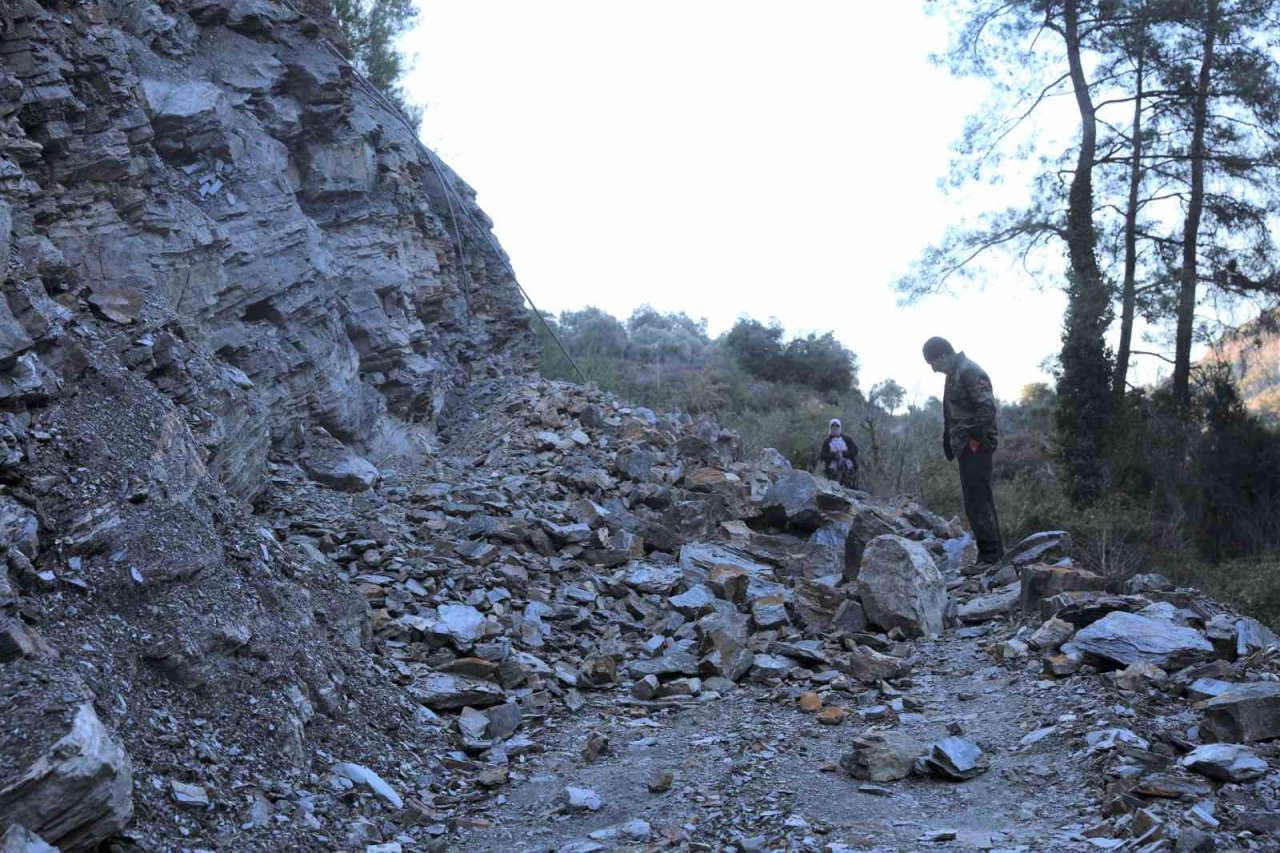 Heyelanın kapattığı yola Efeler Belediyesi ekiplerinden anında müdahale