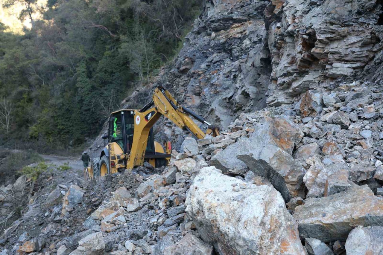 Heyelanın kapattığı yola Efeler Belediyesi ekiplerinden anında müdahale