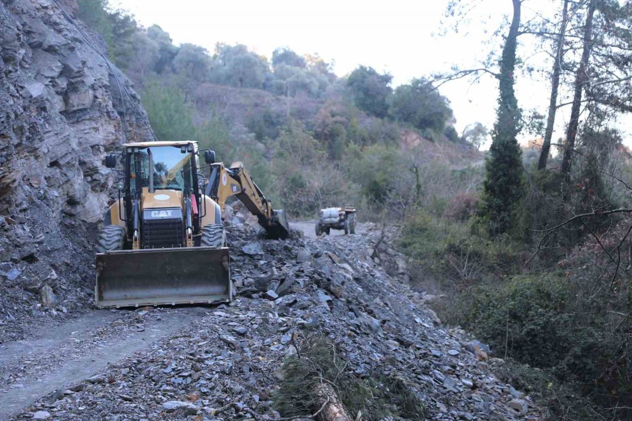 Heyelanın kapattığı yola Efeler Belediyesi ekiplerinden anında müdahale