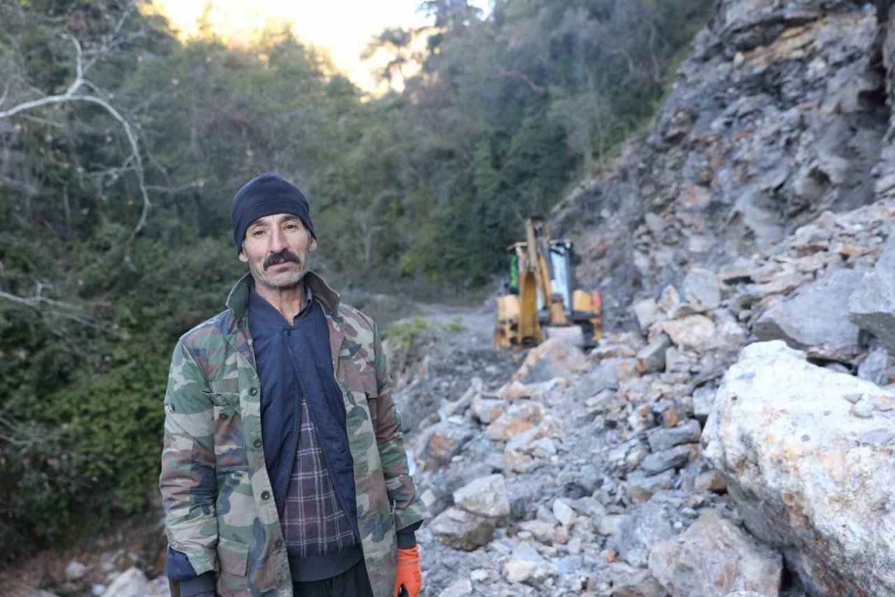 Heyelanın kapattığı yola Efeler Belediyesi ekiplerinden anında müdahale