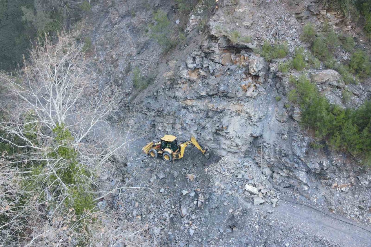 Heyelanın kapattığı yola Efeler Belediyesi ekiplerinden anında müdahale