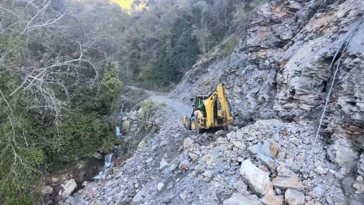 Heyelanın kapattığı yola Efeler Belediyesi ekiplerinden anında müdahale