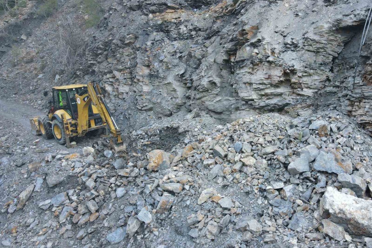 Heyelanın kapattığı yola Efeler Belediyesi ekiplerinden anında müdahale