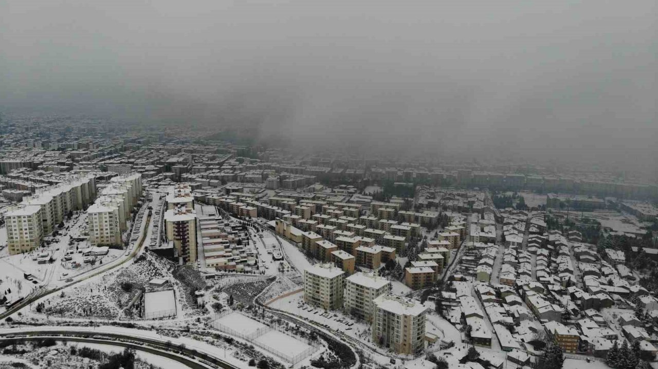 Eskişehir’de masalsı manzaralar oluşturan kar, bazıları için çileye dönüştü