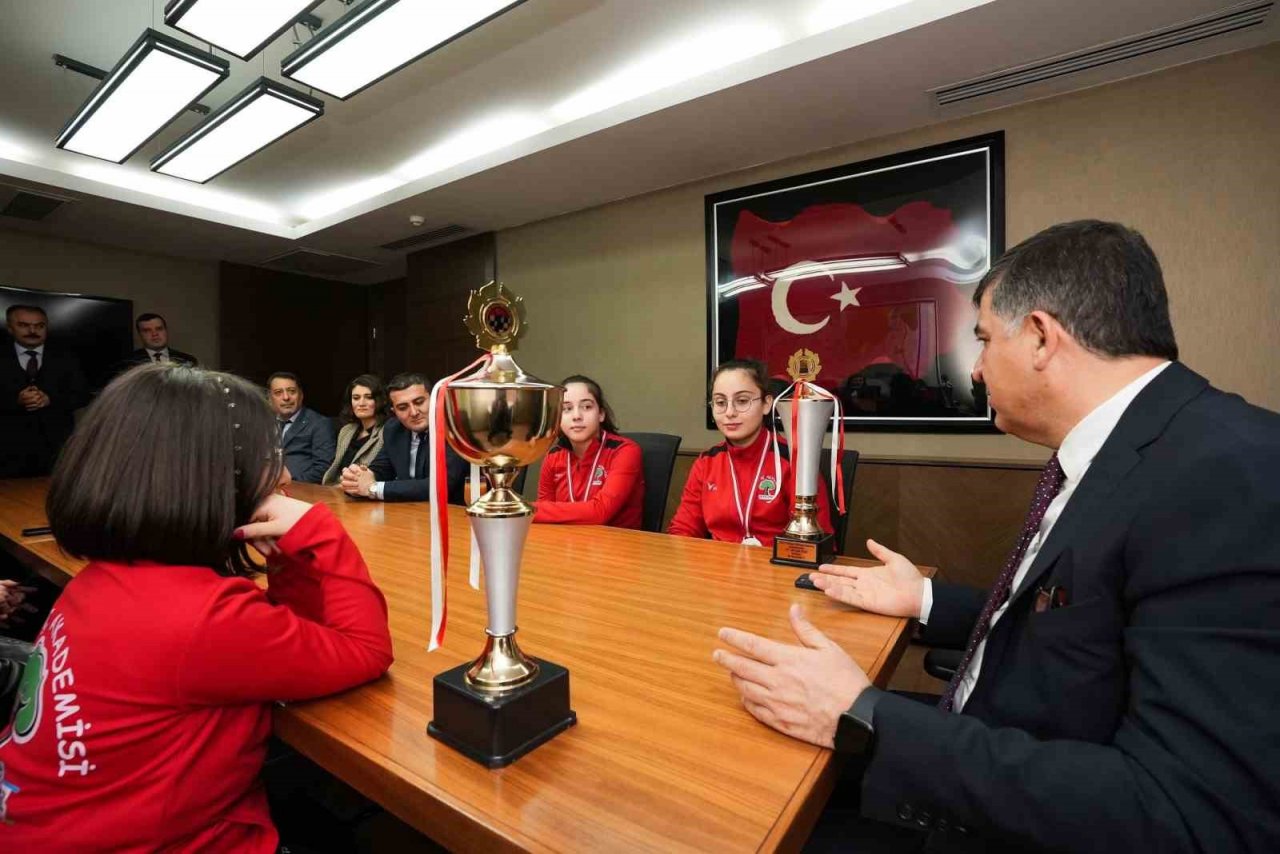 Fadıloğlu, milli sporcuları ağırladı