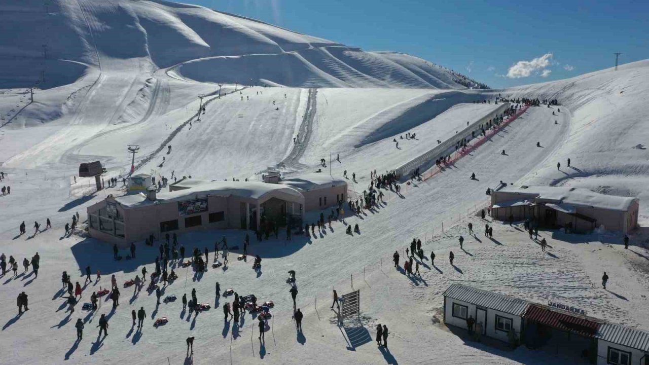 Kar yağdı, kayak merkezi doldu