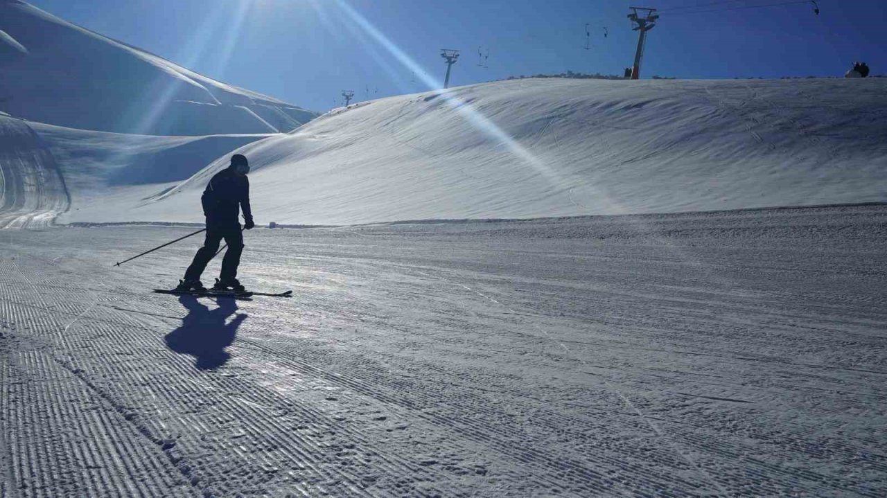 Kar yağdı, kayak merkezi doldu