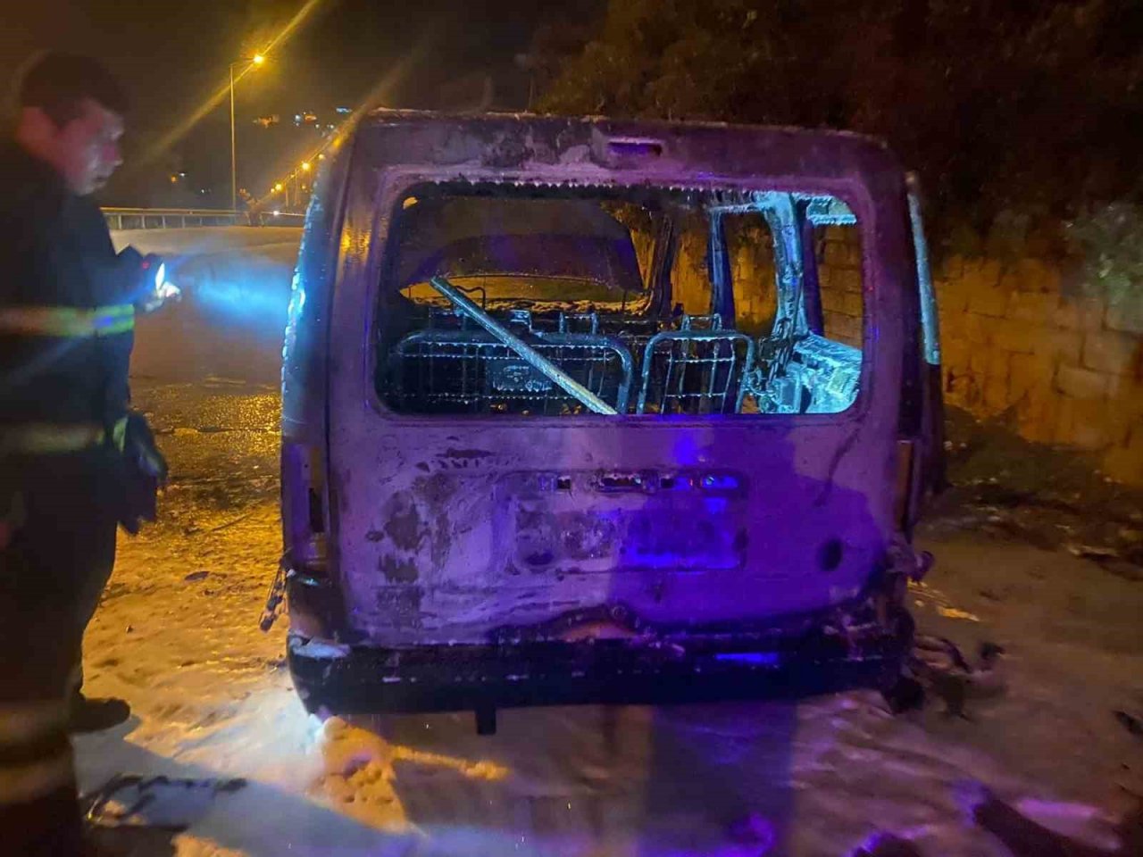 Yanan araç kullanılamaz hale geldi