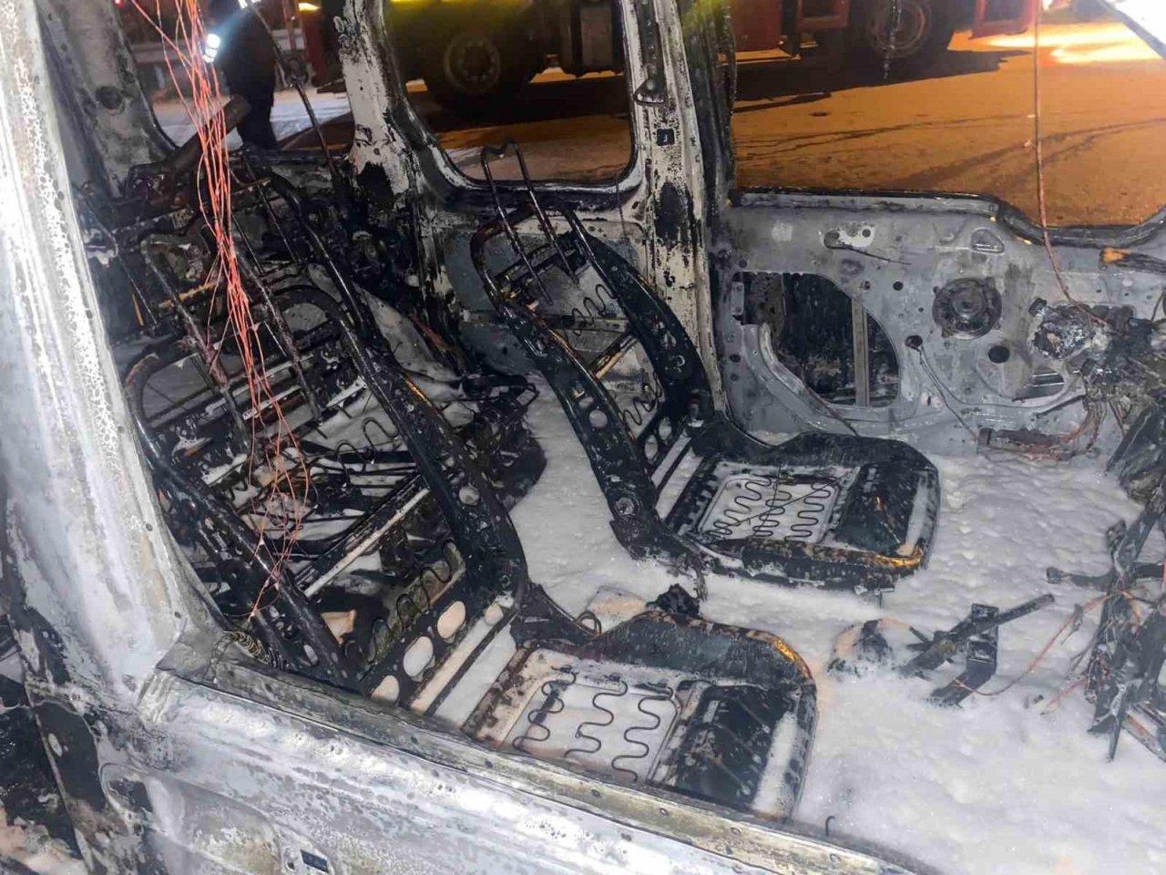 Yanan araç kullanılamaz hale geldi