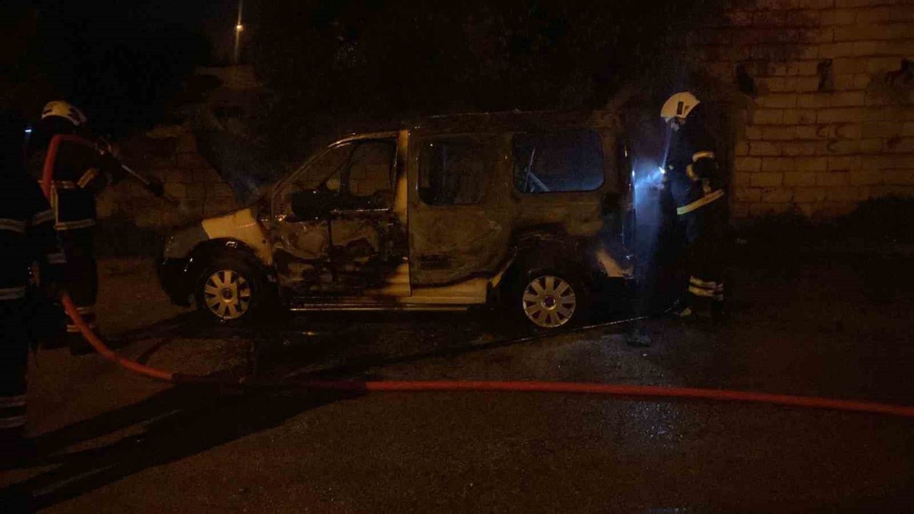 Yanan araç kullanılamaz hale geldi