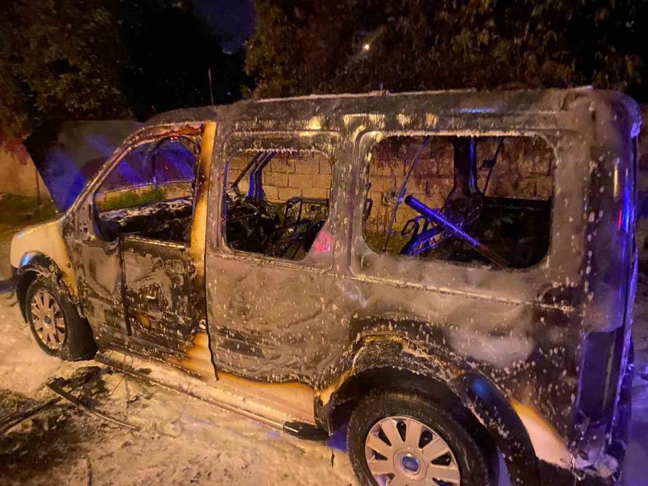 Yanan araç kullanılamaz hale geldi