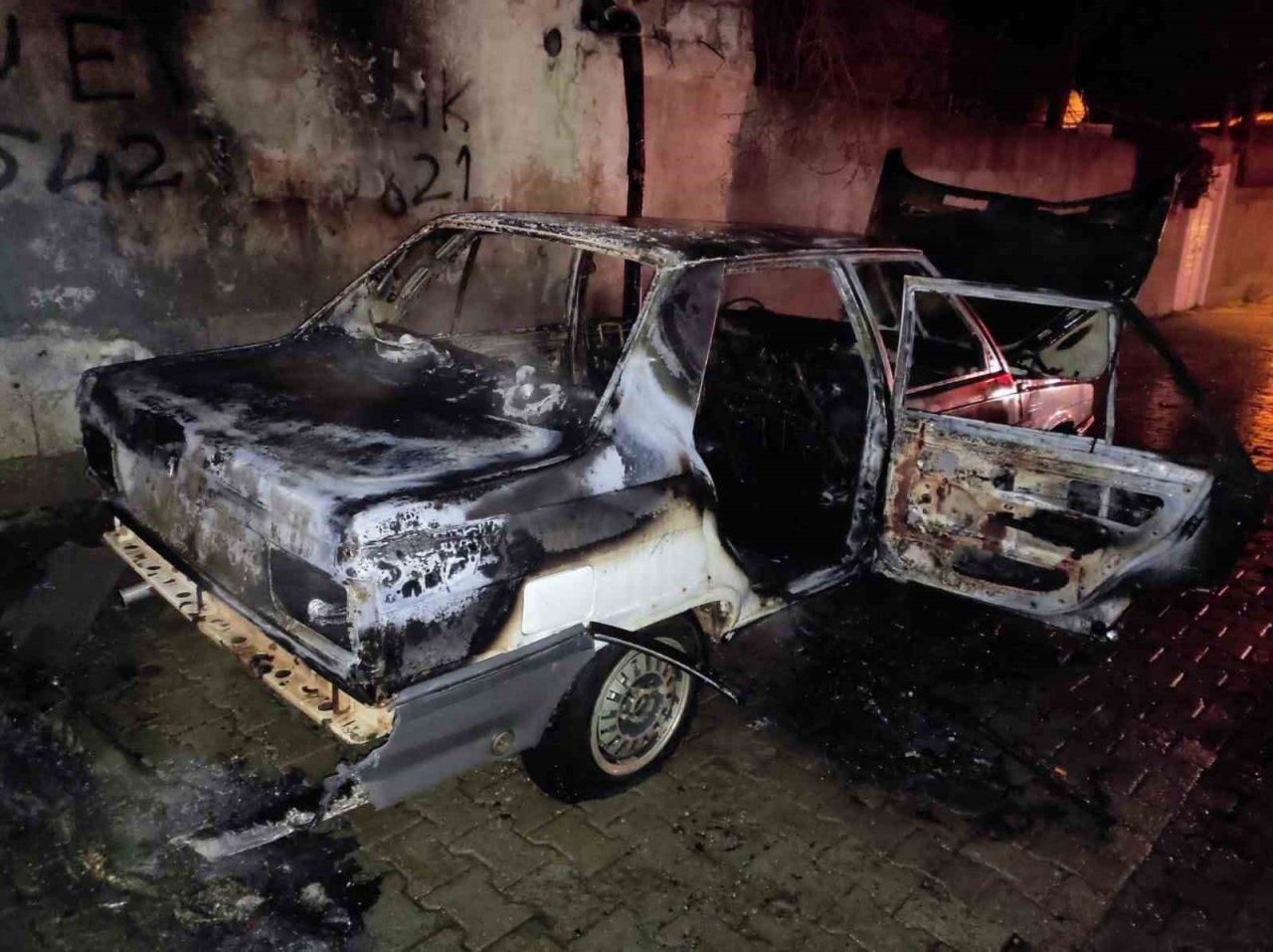Şanlıurfa’da otomobil alev alev yandı