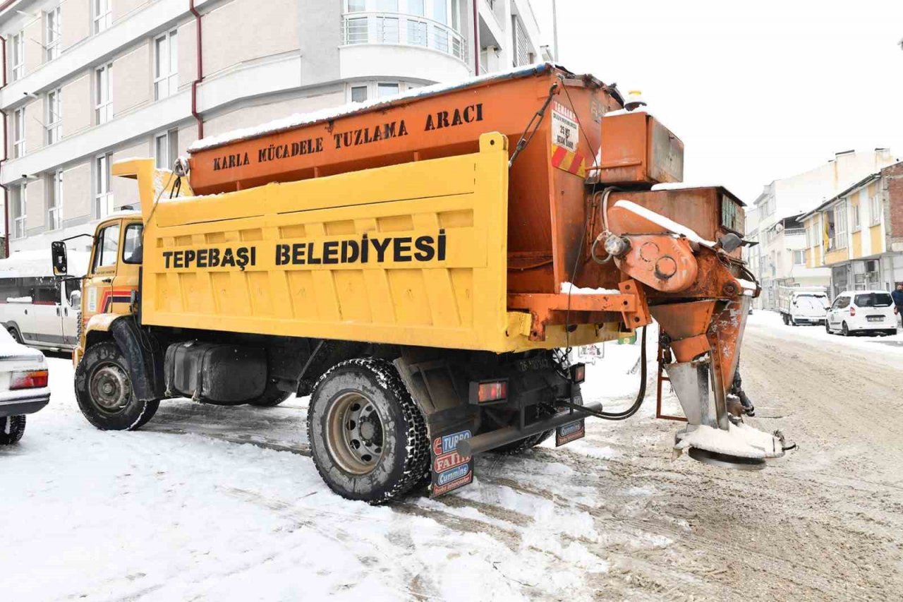 Tepebaşı’nda kar yağışına hızlı müdahale