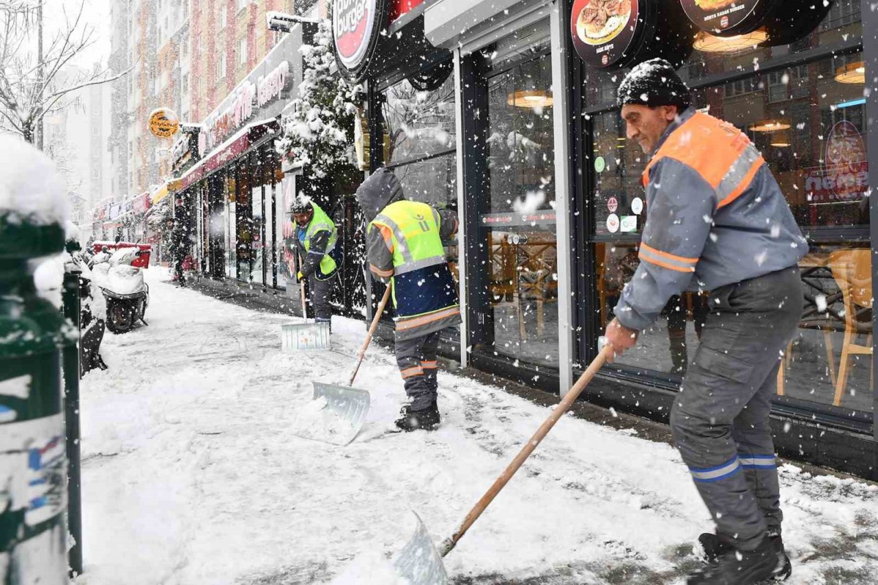 Tepebaşı’nda kar yağışına hızlı müdahale