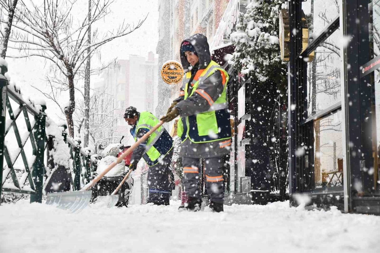 Tepebaşı’nda kar yağışına hızlı müdahale