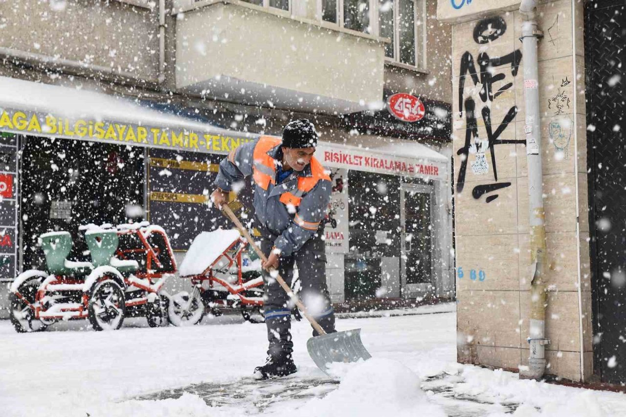 Tepebaşı’nda kar yağışına hızlı müdahale