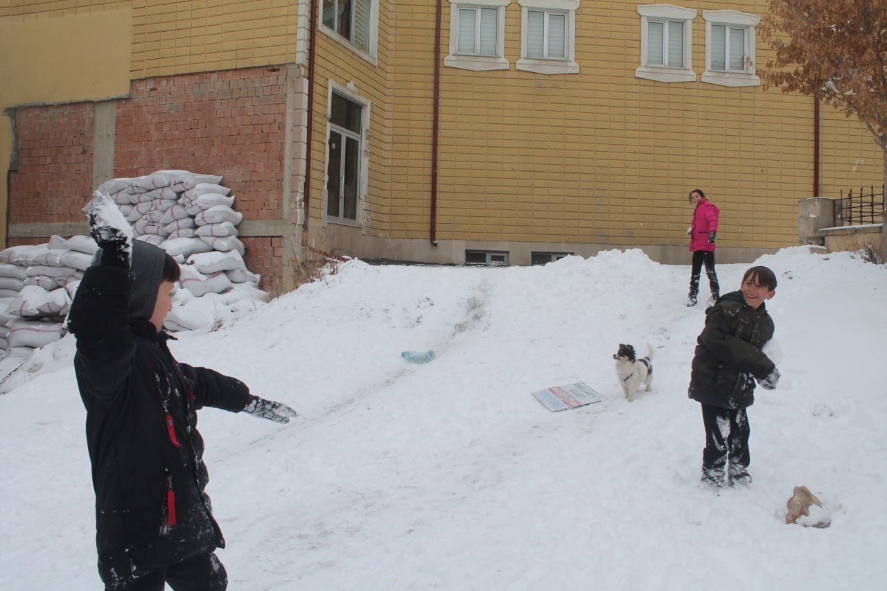 Bayburt’ta çocukların kar eğlencesi