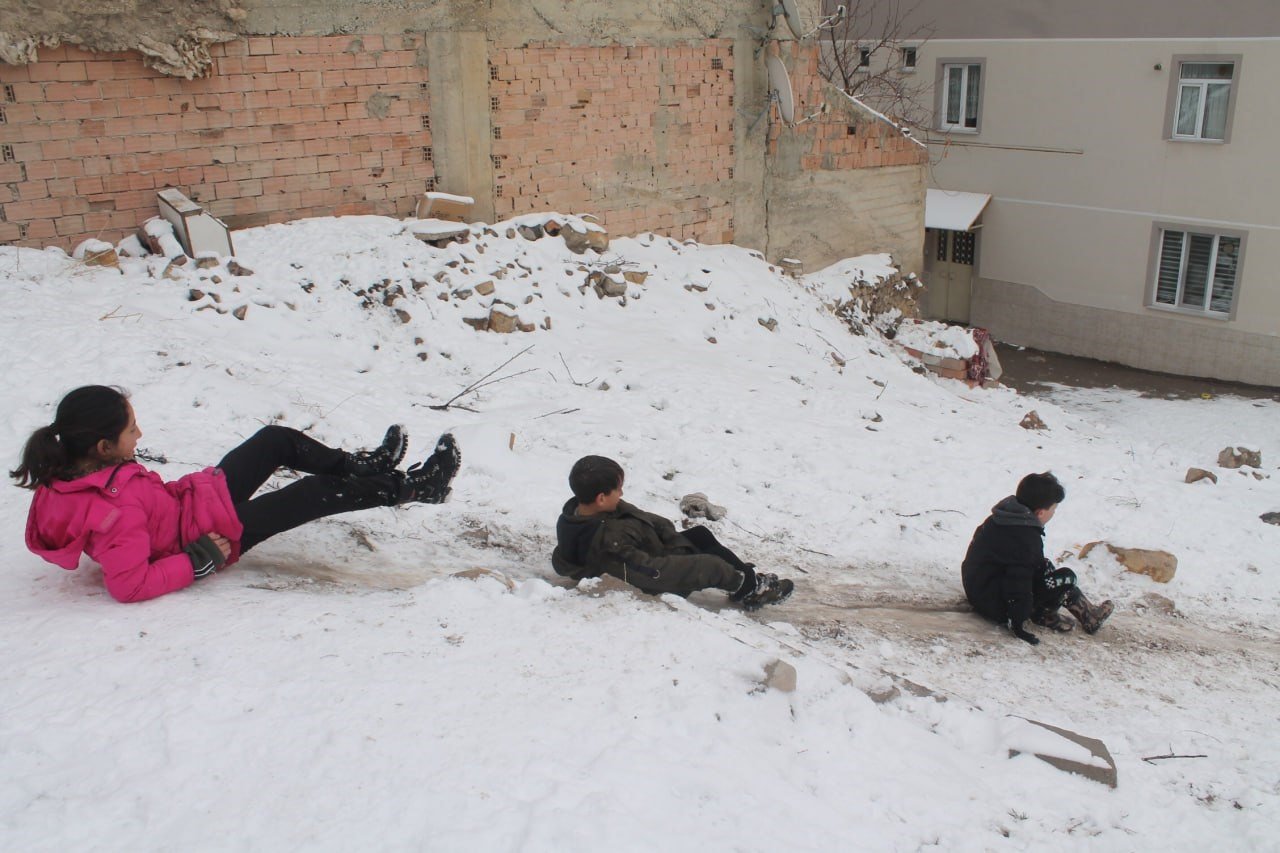 Bayburt’ta çocukların kar eğlencesi