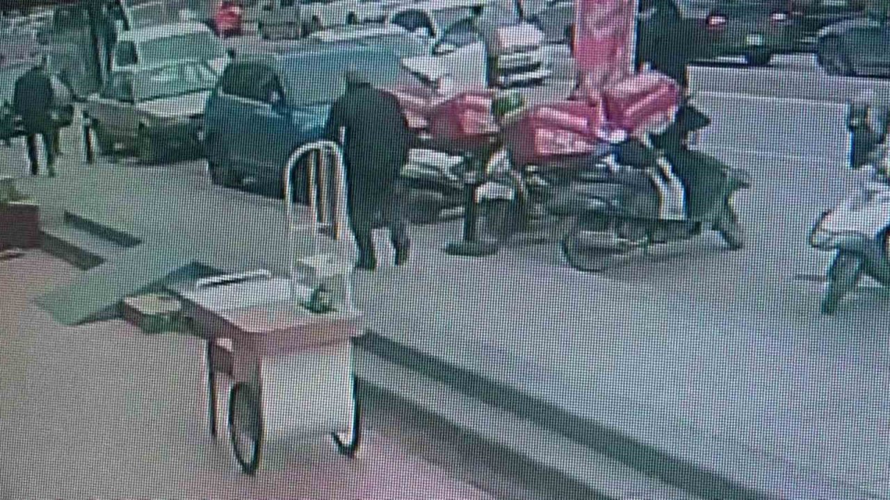 Kartal’da ilginç kaza: Kaza yapan otomobil iki teker üzerinde ilerledi