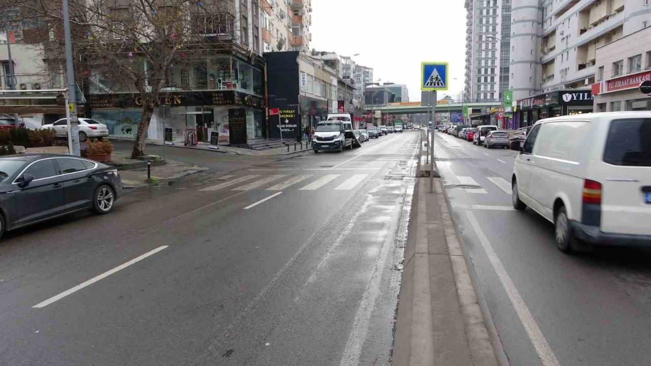 Kartal’da ilginç kaza: Kaza yapan otomobil iki teker üzerinde ilerledi