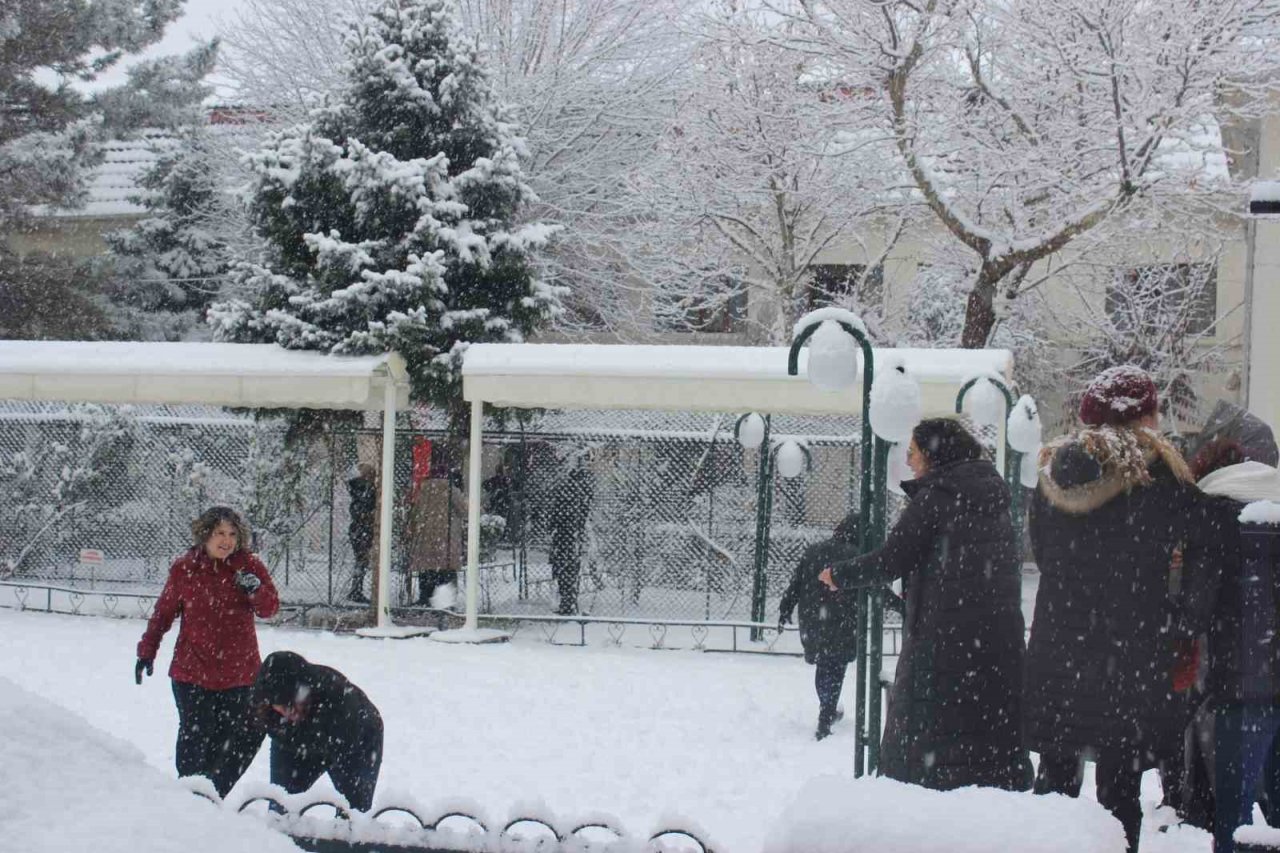 Eskişehir’de yılın ilk kartopu savaşı