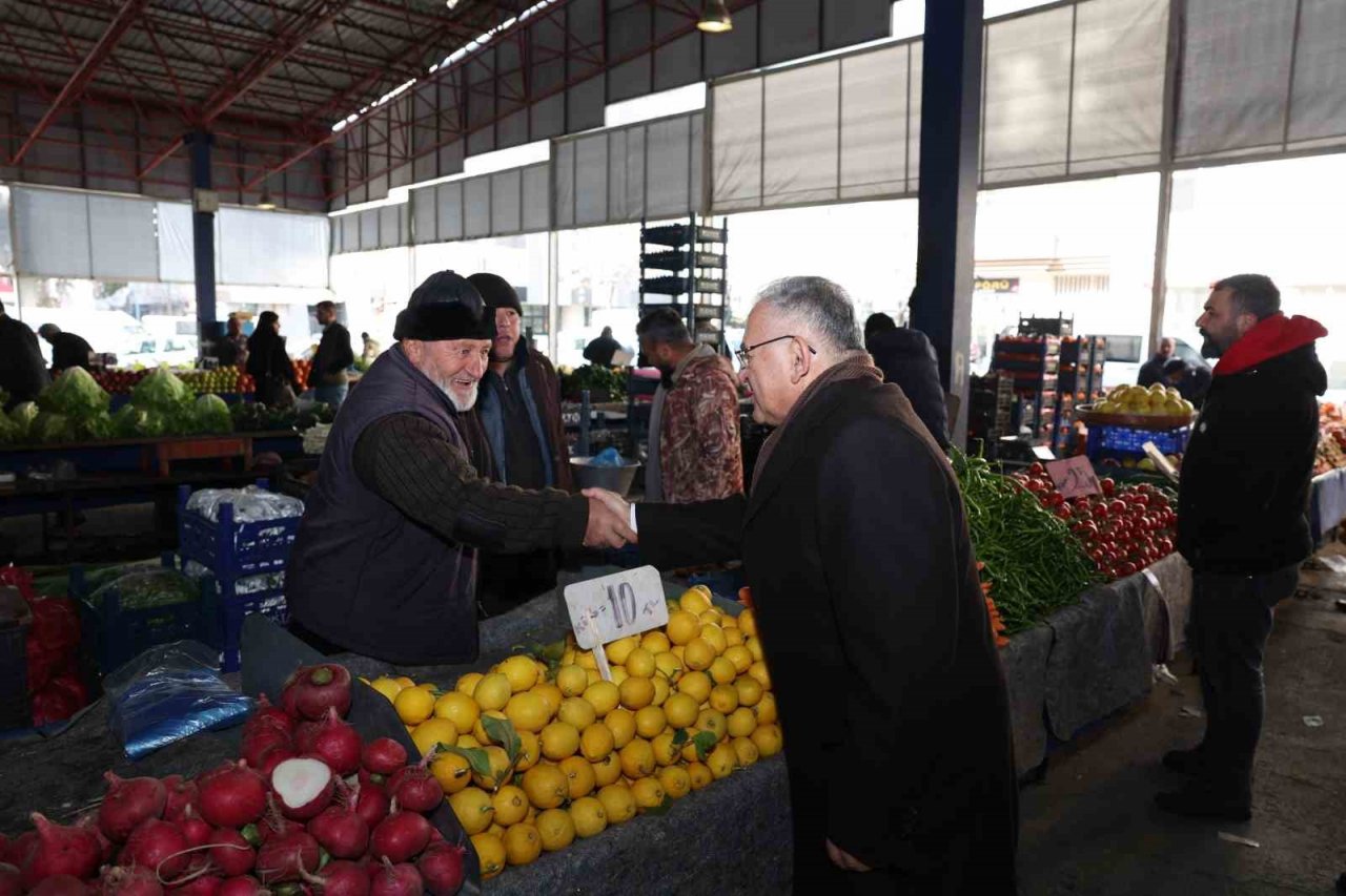 Başkan Büyükkılıç, pazarcı esnafı ve vatandaşlarla buluştu