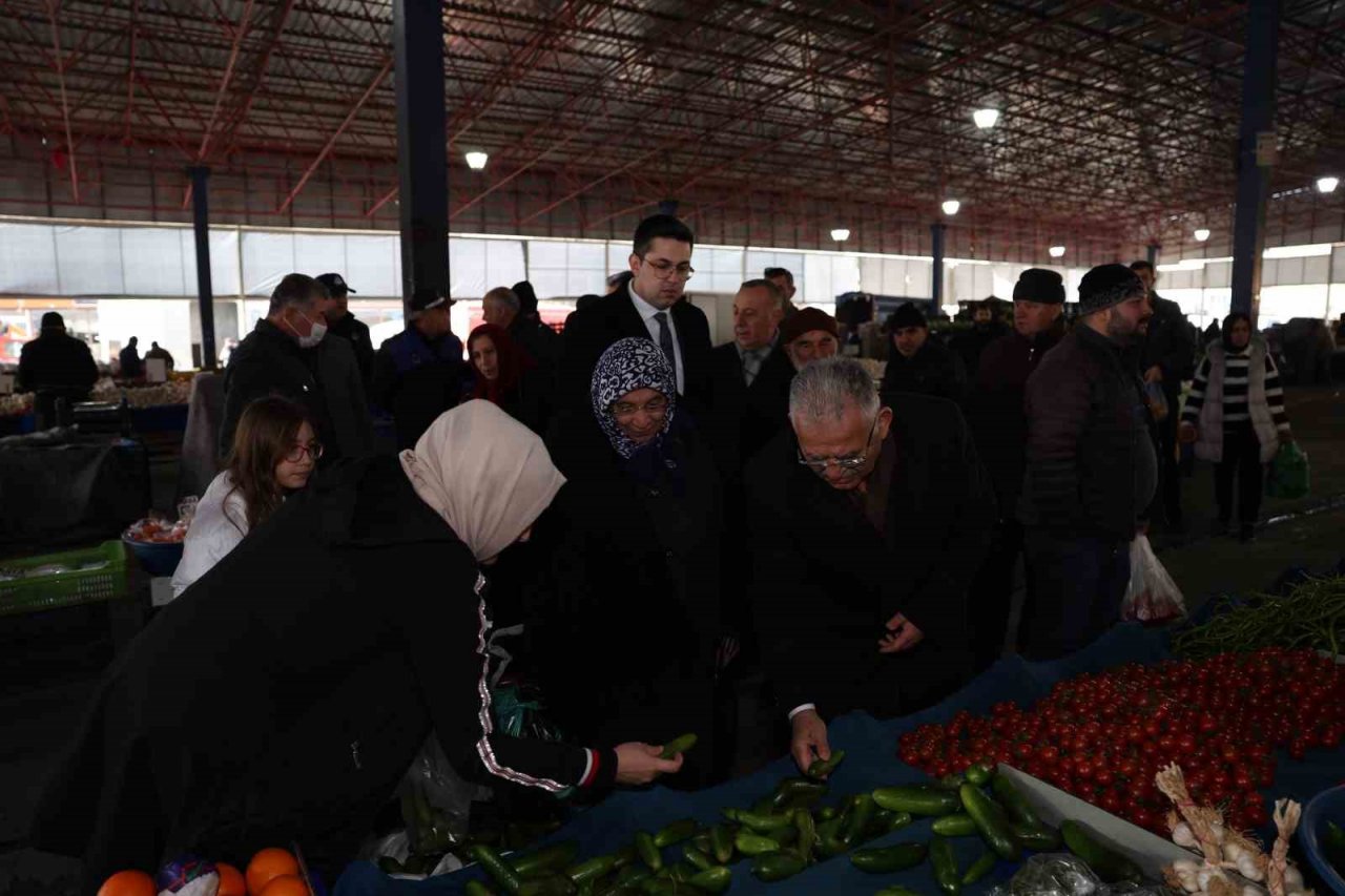Başkan Büyükkılıç, pazarcı esnafı ve vatandaşlarla buluştu