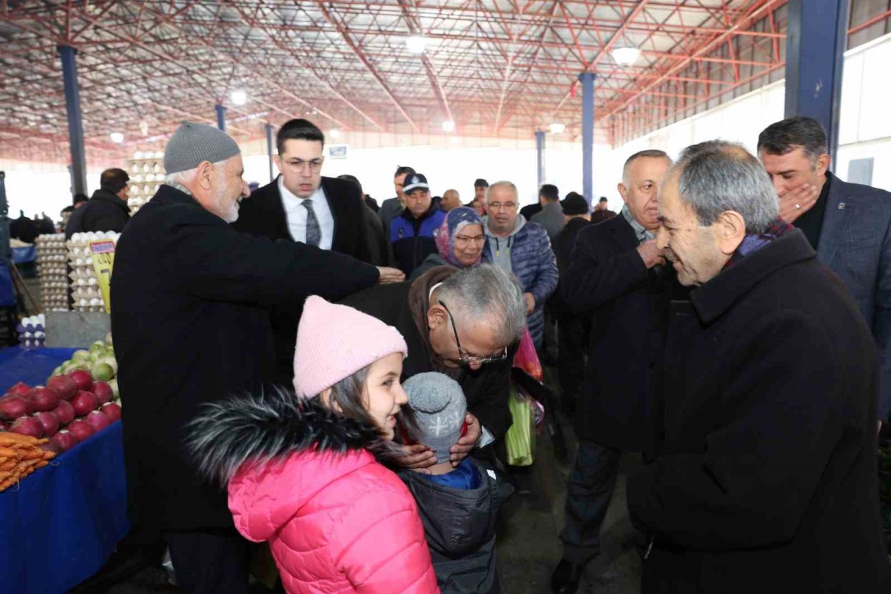 Başkan Büyükkılıç, pazarcı esnafı ve vatandaşlarla buluştu