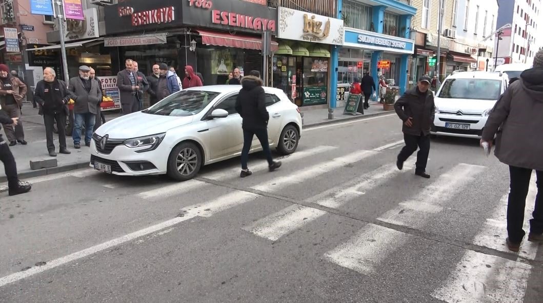 Yolun karşısına geçerken araba çarptı