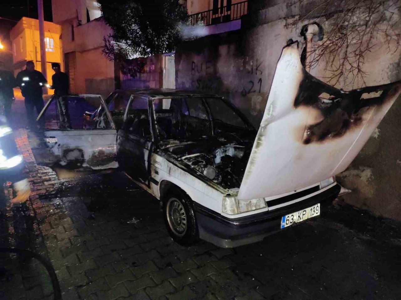 Şanlıurfa’da otomobil alev alev yandı