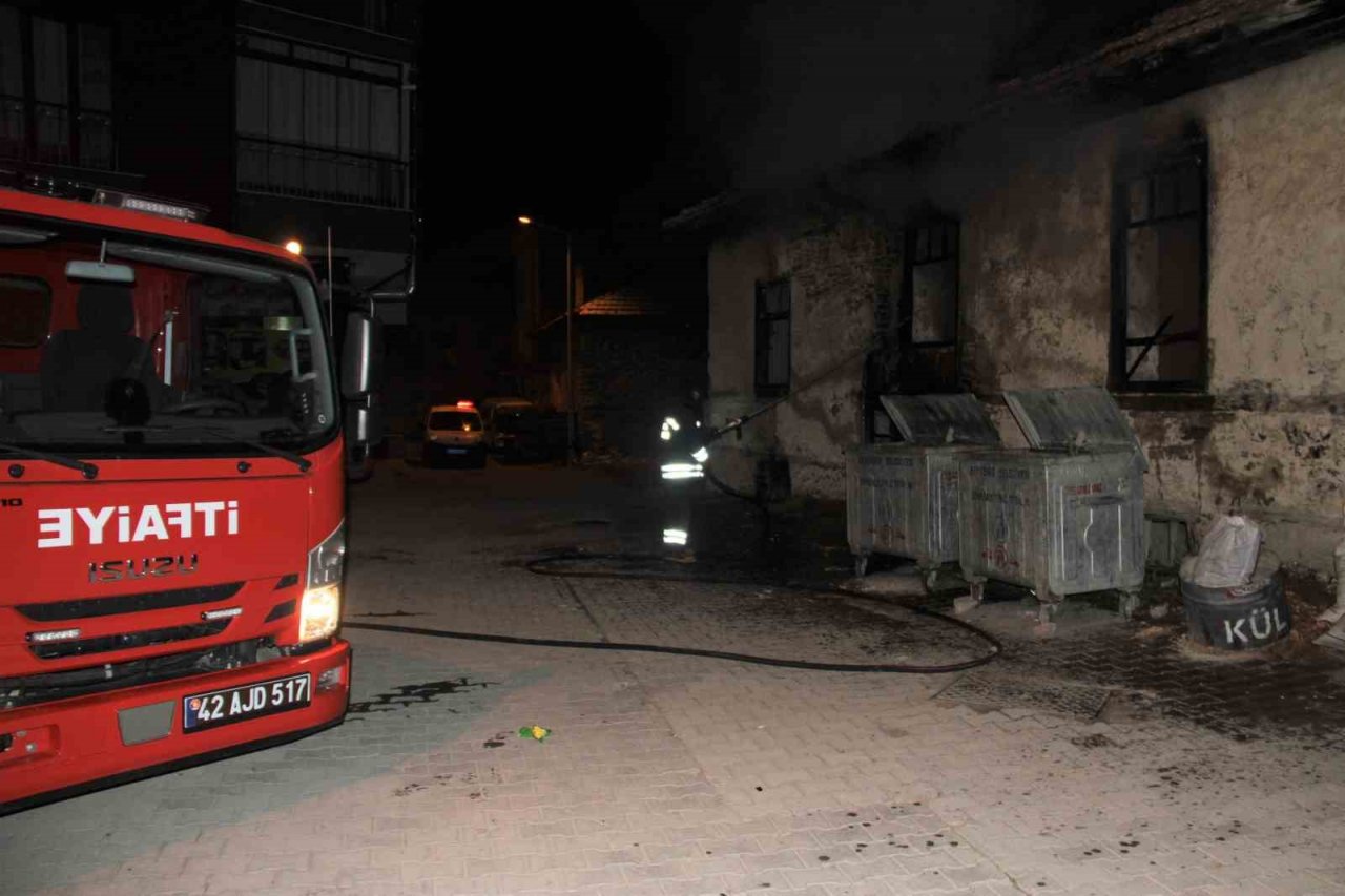 Konya’da metruk ev alev alev yandı