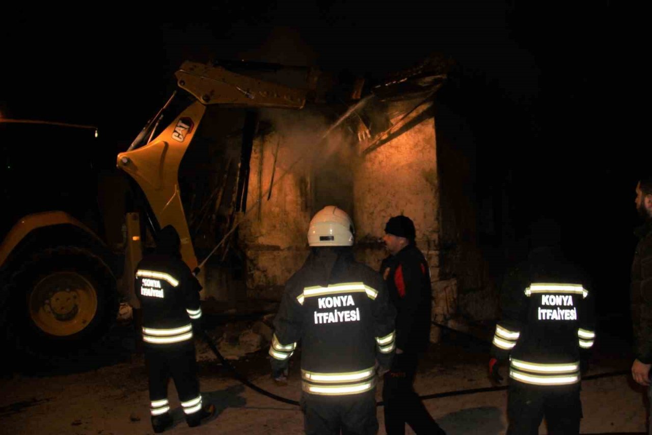 Konya’da metruk ev alev alev yandı